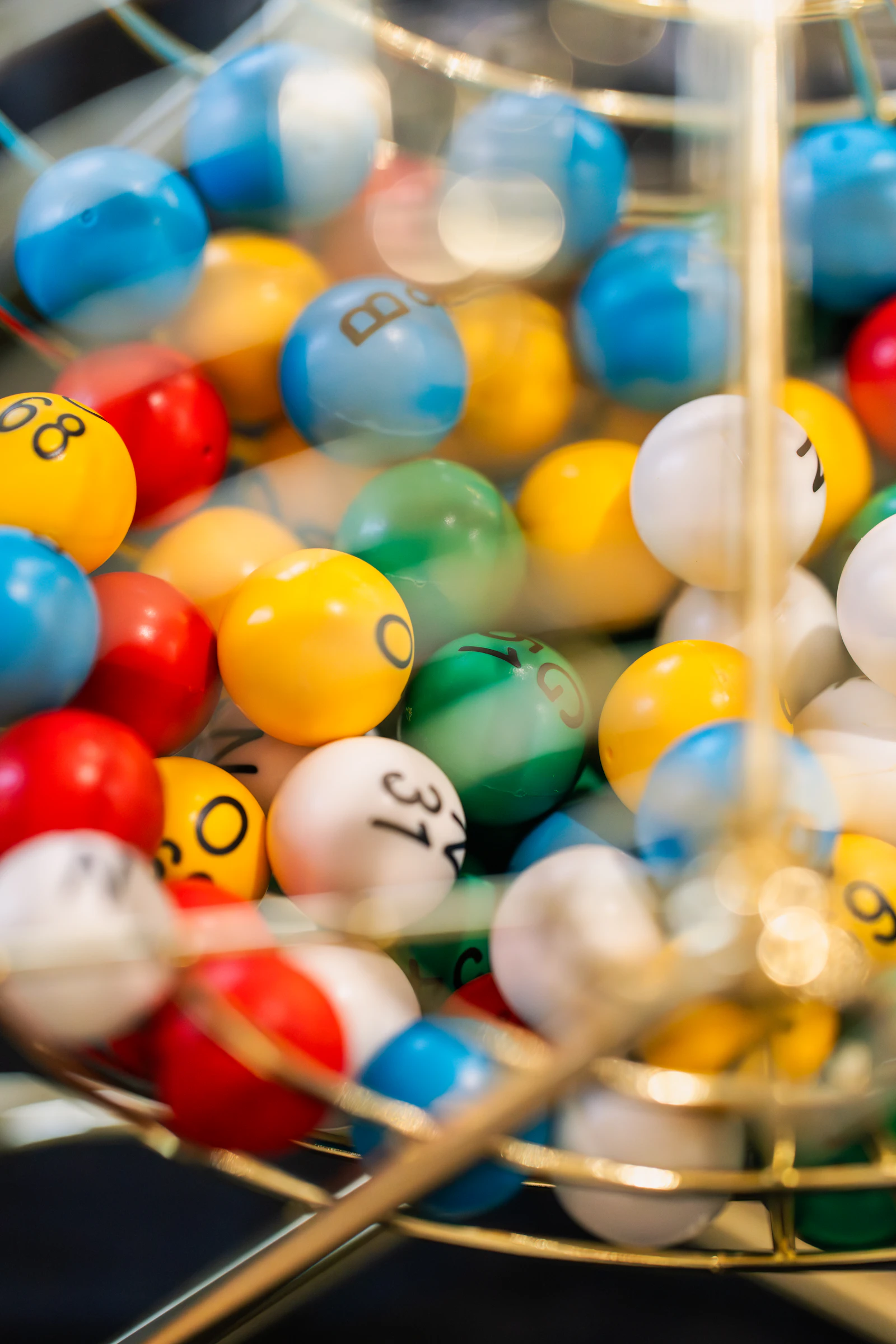 Boules de bingo colorées dans une cage tournante