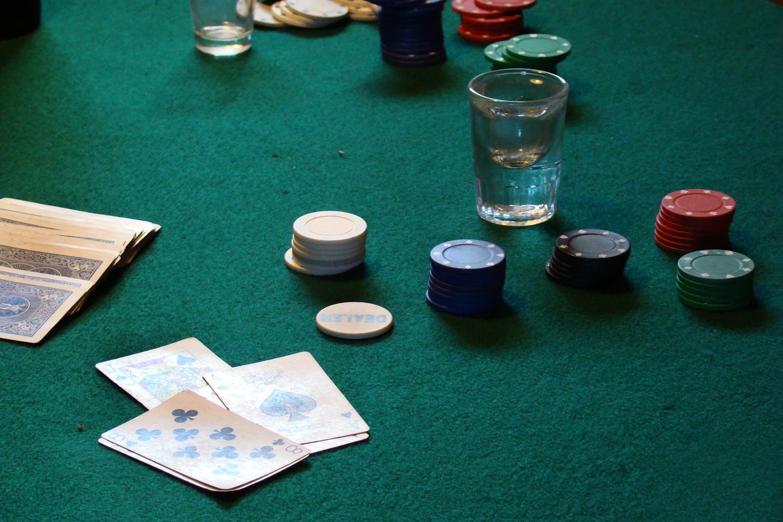Jetons de poker et cartes sur une table en feutrine