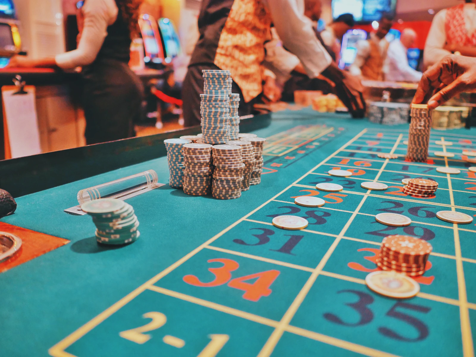 Une table de roulette avec des jetons sur un plancher de casino animé